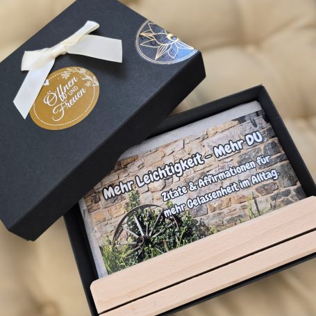 Set bestehend aus 25 Fotos und einem Holz-Kartenaufsteller